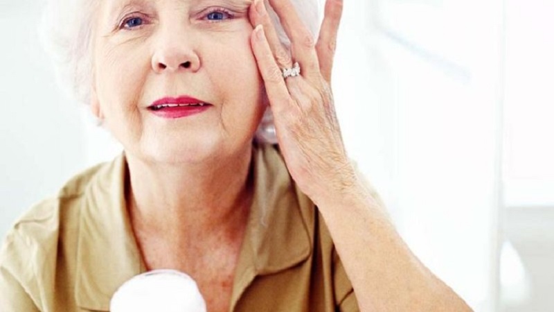 نکات مهم در مراقبت از پوست در دوران یائسگی | متخصص پوست اصفهان - بهترین متخصص ژل و بوتاکس - بهترین متخصص تزریق چربی و لیپوترانسفر